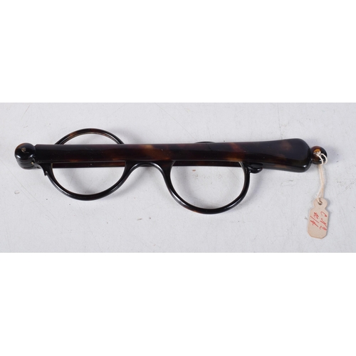 1579 - A PAIR OF EARLY 20TH CENTURY TORTOISESHELL LORGNETTES. 27 cm long extended.