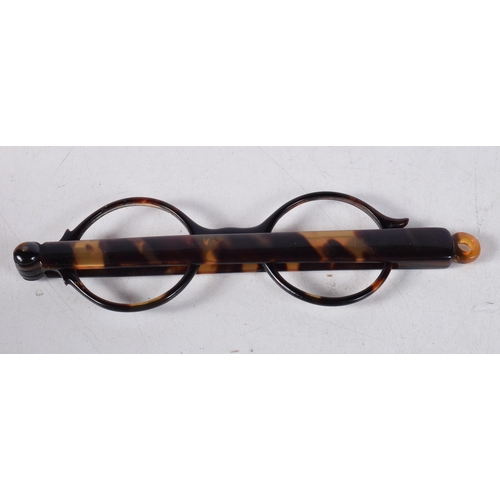 1581 - A PAIR OF EARLY 20TH CENTURY TORTOISESHELL LORGNETTES. 27 cm long extended.