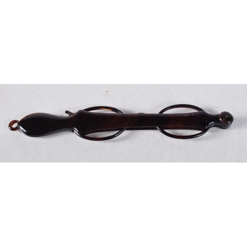 1582 - A PAIR OF EARLY 20TH CENTURY TORTOISESHELL LORGNETTES. 27 cm long extended.