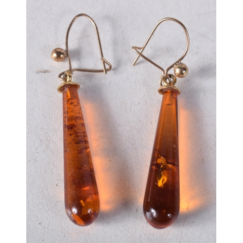 1615 - A PAIR OF AMBER EARRINGS. 1.4 grams. 4 cm long.