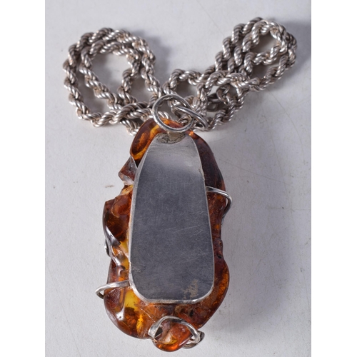 1616 - AN AMBER NECKLACE. 51 grams. Chain 40 cm long, pendant 6.25cm x 3.25cm.