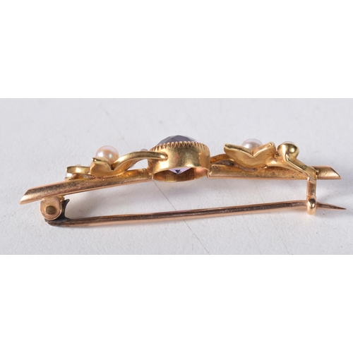 1669 - A 15CT GOLD BROOCH. 4.3 grams. 4.5 cm x 1 cm.