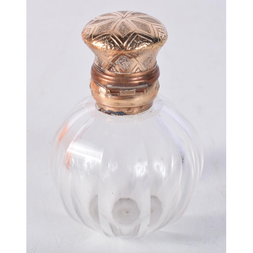 1670 - AN ANTIQUE 18CT GOLD AND GLASS SCENT BOTTLE. 74 grams. 7 cm x 4.75 cm.