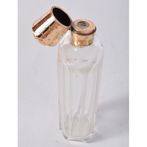 1671 - AN ANTIQUE 18CT GOLD AND GLASS SCENT BOTTLE. 45 grams. 9 cm x 3 cm.