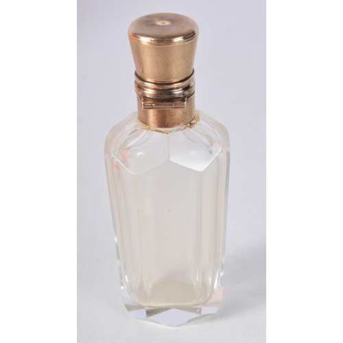 1678 - AN 18CT GOLD AND GLASS SCENT BOTTLE. 78 grams. 9.5 cm x 3.5 cm.