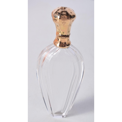 1679 - AN 18CT GOLD AND GLASS SCENT BOTTLE. 60 grams. 10.25cm x 3.75 cm.