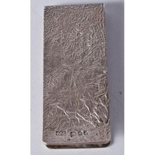 1686 - AN ENGLISH SILVER TEXTURED MONEY CLIP. 26.7 grams. 5.75 cm x 2.5 cm.