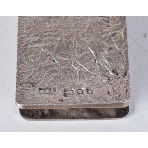 1686 - AN ENGLISH SILVER TEXTURED MONEY CLIP. 26.7 grams. 5.75 cm x 2.5 cm.