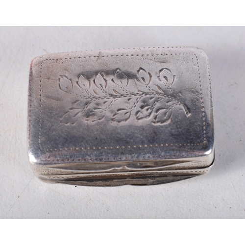 1695 - AN ANTIQUE ENGLISH SILVER VINAIGRETTE. 10.9 grams. 3 cm x 2.25cm.