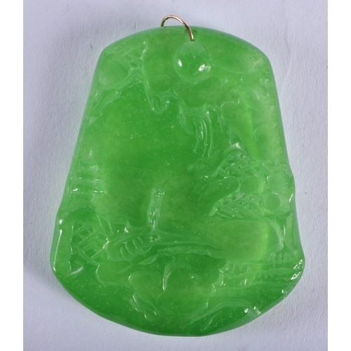2692 - A CHINESE APPLE JADE GOLD MOUNTED PENDANT 20th Century. 29 grams. 5.5 cm x 4.5 cm.