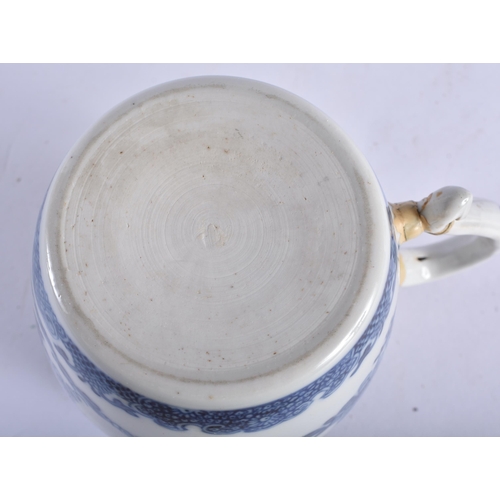 2236 - AN 18TH CENTURY CHINESE EXPORT BLUE AND WHITE BARREL FORM MUG Qianlong. 12 cm high.