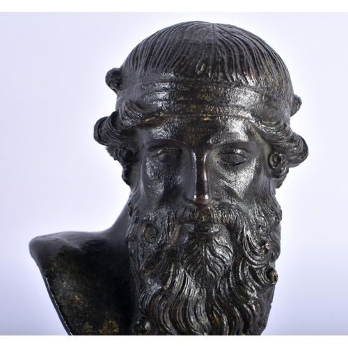 523 - A FINE 18TH/19TH CENTURY EUROPEAN GRAND TOUR BRONZE BUST OF A MALE After the Antiquity. 15 cm high.