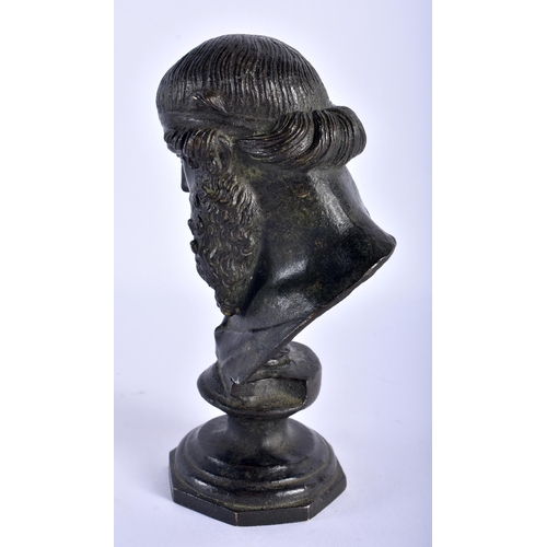 523 - A FINE 18TH/19TH CENTURY EUROPEAN GRAND TOUR BRONZE BUST OF A MALE After the Antiquity. 15 cm high.