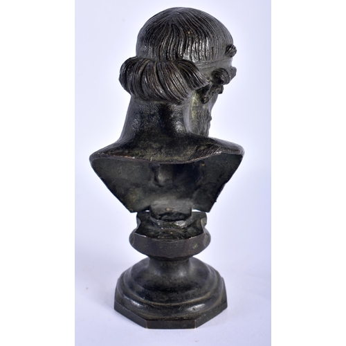 523 - A FINE 18TH/19TH CENTURY EUROPEAN GRAND TOUR BRONZE BUST OF A MALE After the Antiquity. 15 cm high.