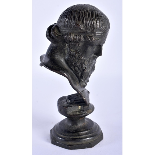 523 - A FINE 18TH/19TH CENTURY EUROPEAN GRAND TOUR BRONZE BUST OF A MALE After the Antiquity. 15 cm high.