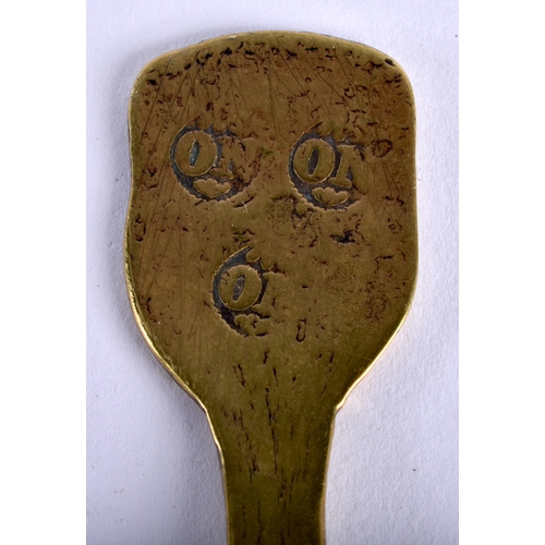 772 - AN UNUSUAL EARLY 18TH CENTURY ENGLISH GILT METAL SPOON with makers mark to top. 18 cm long.