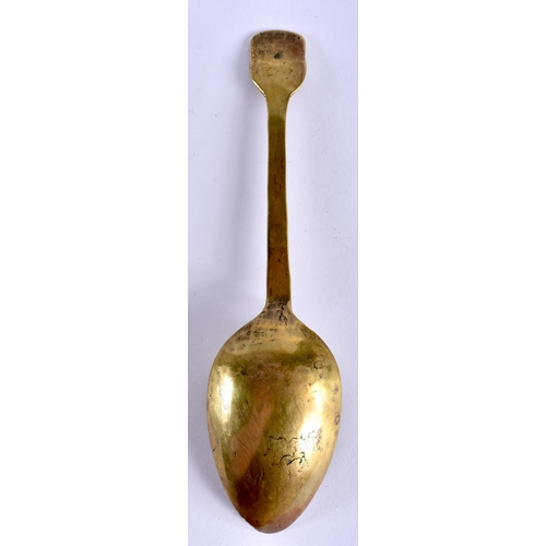 772 - AN UNUSUAL EARLY 18TH CENTURY ENGLISH GILT METAL SPOON with makers mark to top. 18 cm long.