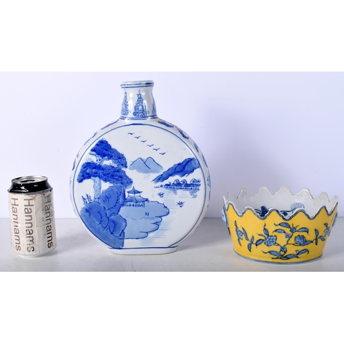 3513 - A Chinese porcelain blue and white Moon flask together with a Chinese bowl 25 cm (2)