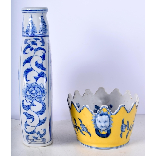 3513 - A Chinese porcelain blue and white Moon flask together with a Chinese bowl 25 cm (2)