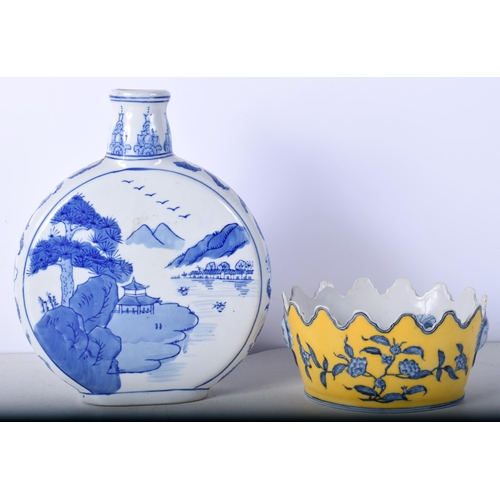 3513 - A Chinese porcelain blue and white Moon flask together with a Chinese bowl 25 cm (2)