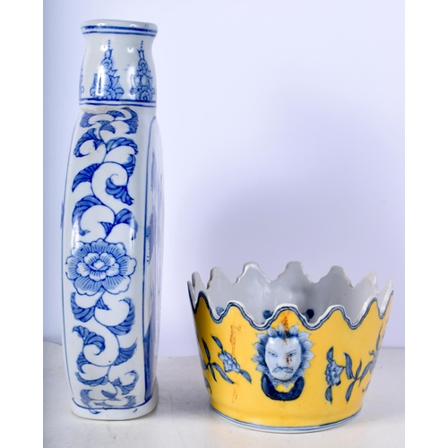 3513 - A Chinese porcelain blue and white Moon flask together with a Chinese bowl 25 cm (2)