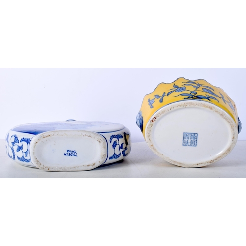 3513 - A Chinese porcelain blue and white Moon flask together with a Chinese bowl 25 cm (2)