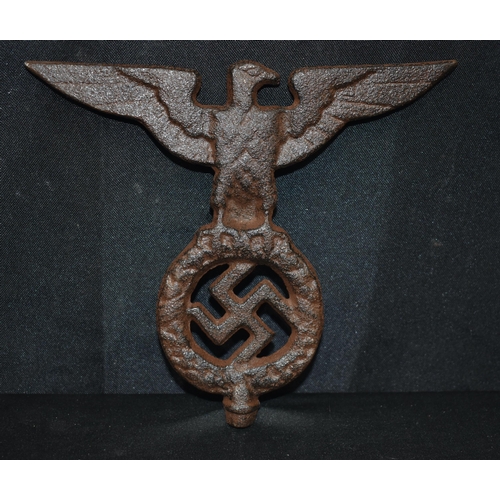 3860 - A contemporary German Military WW2 flag pole top Eagle 16 x 18 cm.