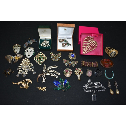 3864 - A collection of ladies Brooches and bangles