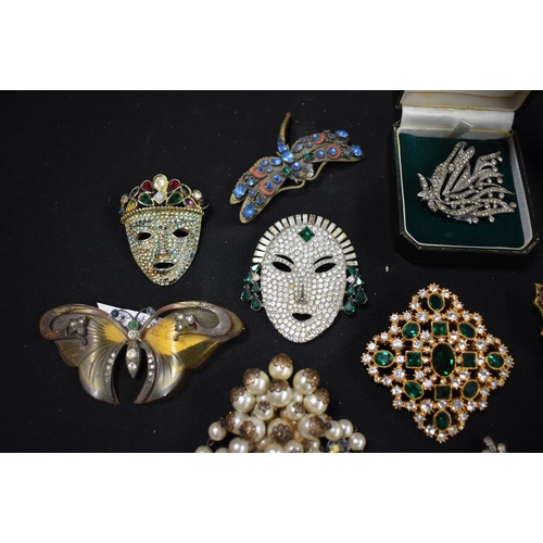 3864 - A collection of ladies Brooches and bangles