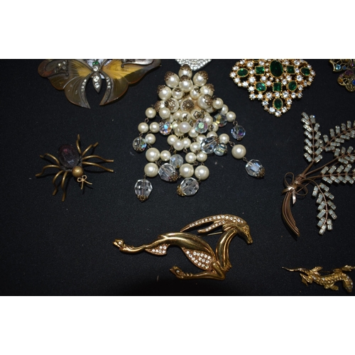 3864 - A collection of ladies Brooches and bangles