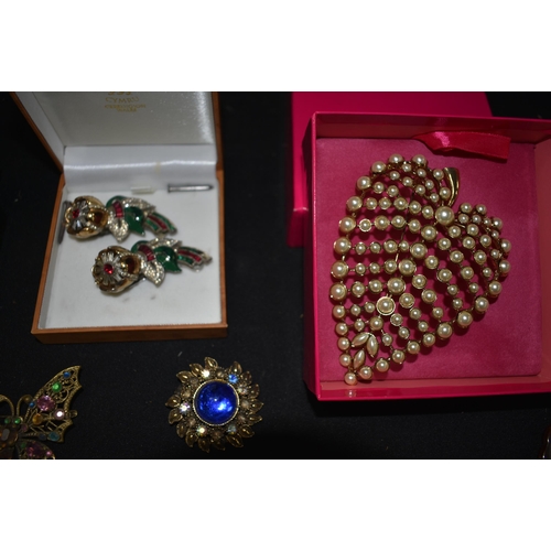 3864 - A collection of ladies Brooches and bangles