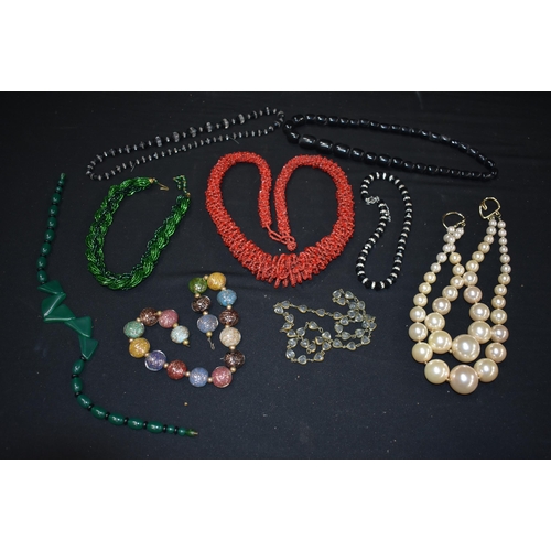 3865 - A collection of necklaces (7)