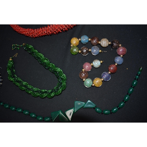 3865 - A collection of necklaces (7)