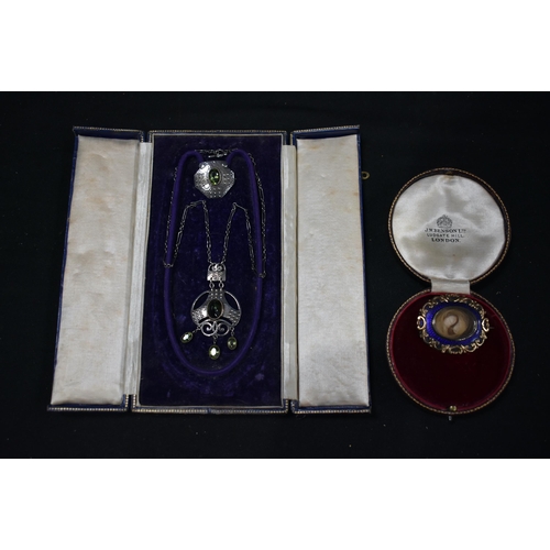 3866 - A Gilt metal and Lapis hair locket together with a silver necklace and pendant 18 x 59 cm