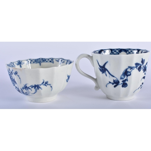 11 - AN 18TH CENTURY WORCESTER HOLLOW ROCK LILY faceted TEACUP together with a matching teabowl. Largest ... 