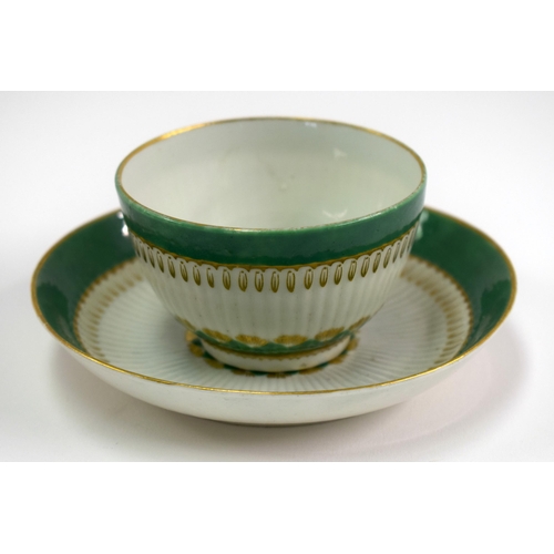 136 - 18th century Worcester apple teabowl and saucer, each piece having a green border and a green sawtoo... 