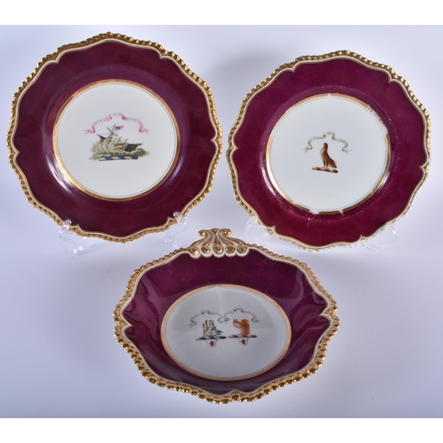 20 - A PAIR OF EARLY 19TH CENTURY FLIGHT BARR & BARR WORCESTER ARMORIAL PLATES together with a similar sh... 