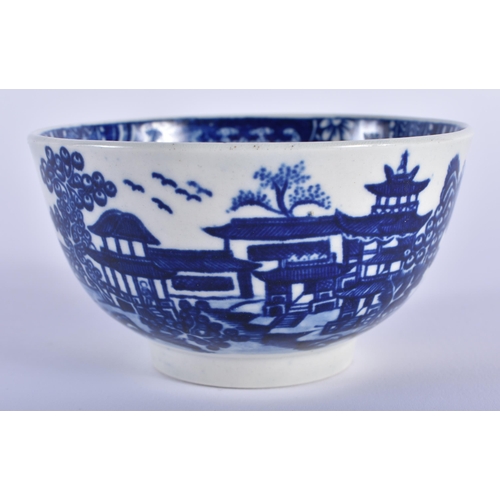 2 - AN 18TH CENTURY WORCESTER BLUE AND WHITE TEABOWL AND SAUCER decorated with the Band Stand pattern. 1... 