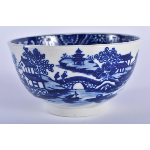 2 - AN 18TH CENTURY WORCESTER BLUE AND WHITE TEABOWL AND SAUCER decorated with the Band Stand pattern. 1... 