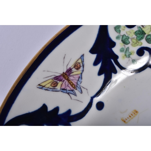 25 - A LARGE EARLY 19TH CENTURY FLIGHT BARR & BARR WORCESTER PLATE painted with a study of a bird. 24 cm ... 