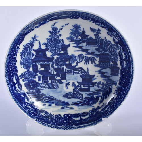 3 - AN 18TH CENTURY WORCESTER BLUE AND WHITE TEABOWL AND SAUCER decorated with the Worcester Temple patt... 