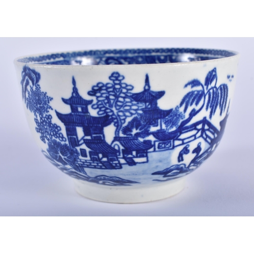 3 - AN 18TH CENTURY WORCESTER BLUE AND WHITE TEABOWL AND SAUCER decorated with the Worcester Temple patt... 