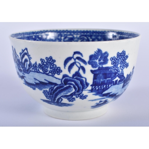 3 - AN 18TH CENTURY WORCESTER BLUE AND WHITE TEABOWL AND SAUCER decorated with the Worcester Temple patt... 