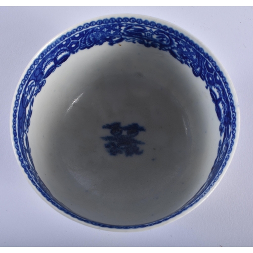 3 - AN 18TH CENTURY WORCESTER BLUE AND WHITE TEABOWL AND SAUCER decorated with the Worcester Temple patt... 