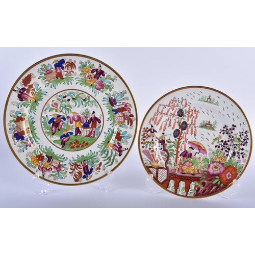 39 - TWO RARE EARLY 19TH CENTURY FLIGHT BARR & BARR WORCESTER PLATES painted with Chinese figures within ... 