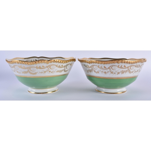 45 - A PAIR OF EARLY 19TH CENTURY CHINESE BARR WORCESTER PORCELAIN BOWLS painted with gilt scrolls on an ... 