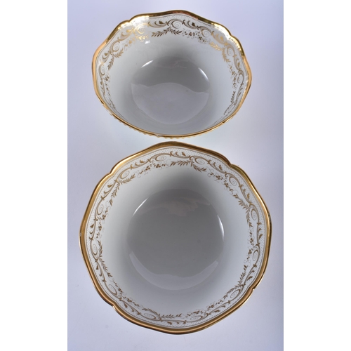 45 - A PAIR OF EARLY 19TH CENTURY CHINESE BARR WORCESTER PORCELAIN BOWLS painted with gilt scrolls on an ... 