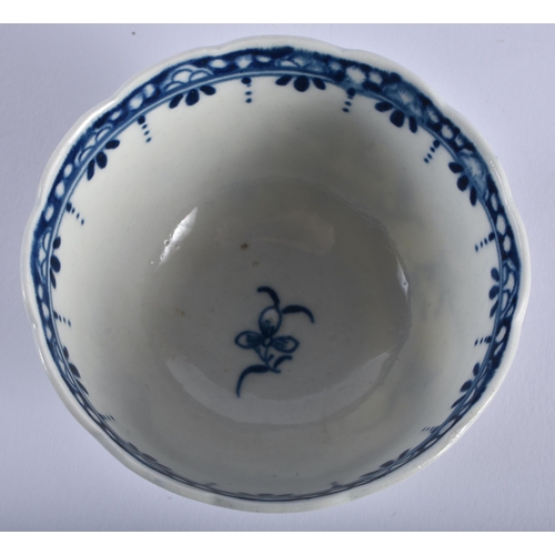 6 - AN 18TH CENTURY WORCESTER BLUE AND WHITE TEABOWL AND SAUCER decorated with the Scalloped Peony patte... 