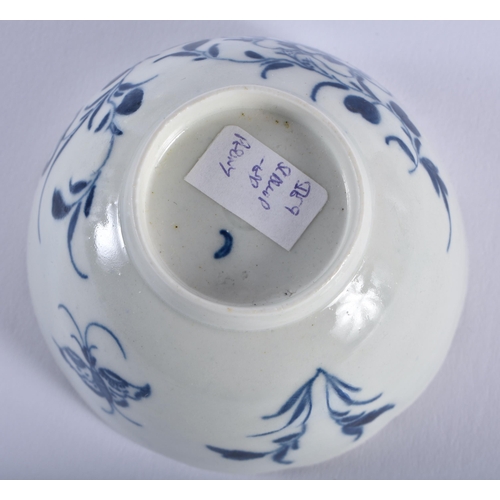 6 - AN 18TH CENTURY WORCESTER BLUE AND WHITE TEABOWL AND SAUCER decorated with the Scalloped Peony patte... 