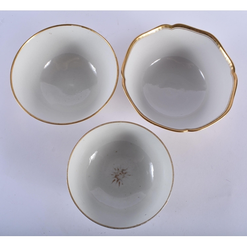 75 - A GROUP OF THREE EARLY 19TH CENTURY WORCESTER SLOP BOWLS including a gilt seaweed bowl. 17 cm diamet... 